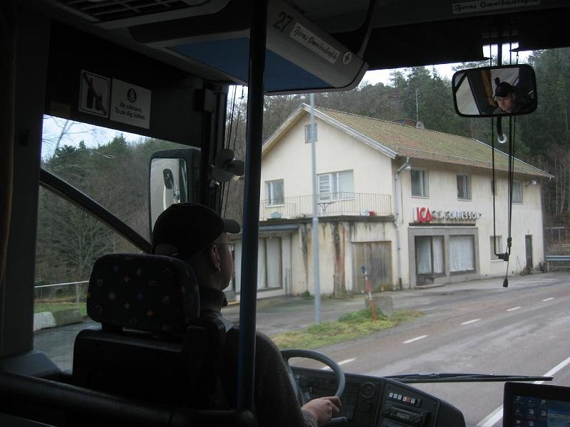 februari 2008 054.jpg - Fredrik kör förbi nedlagd Ica-butik på Orust.